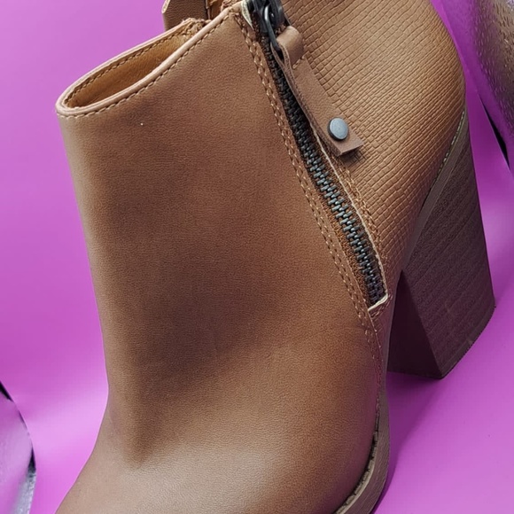 Boots - Picture 3 of 3